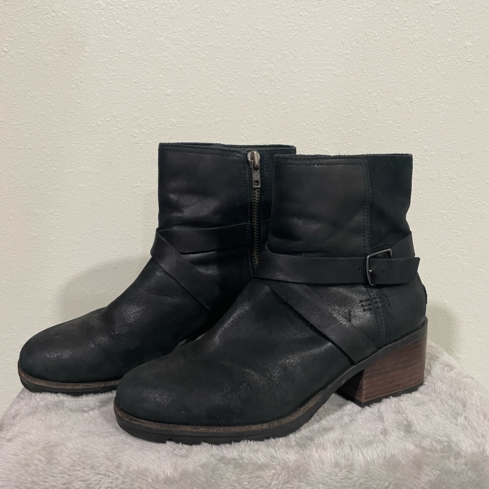 Sorel black heeled boot. Size 9. Color black
